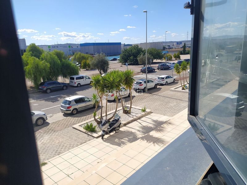Foto 42b67a2a-2518-4b10-be50-d0de73291512. Oficina amb aparcament a Salteras