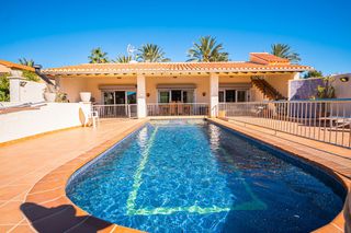 Casa a N/a. Chalet con piscina en benidorm