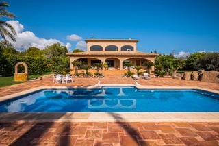 Xalet a Avenida doctor severo ochoa 19. Exclusiva villa con parcela y piscina en benidorm