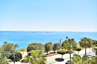 Location Appartement à Avenida tellerola 28. Alquiler anual de vivienda con terraza y vistas al mar en villaj