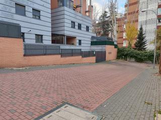 Parking coche en Calle de josé silva 24. Venta de plaza de parking en calle josé silva