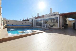 Chalet en Pueblo Latino. Impresionante villa con piscina privada