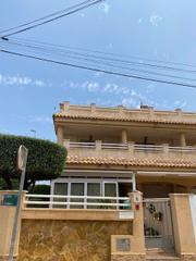 Maison à Torre de la Horadada. Casa de 3 dormitorios y 3 baños con orientación sur en parcela d