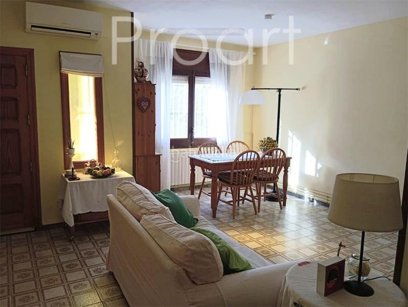 Foto cb8f3cac-879f-451c-8b94-dffa5a515204. Casa adosada  de dos plantas en parcela totalmente plana con jardin y garaje en Riells i Viabrea