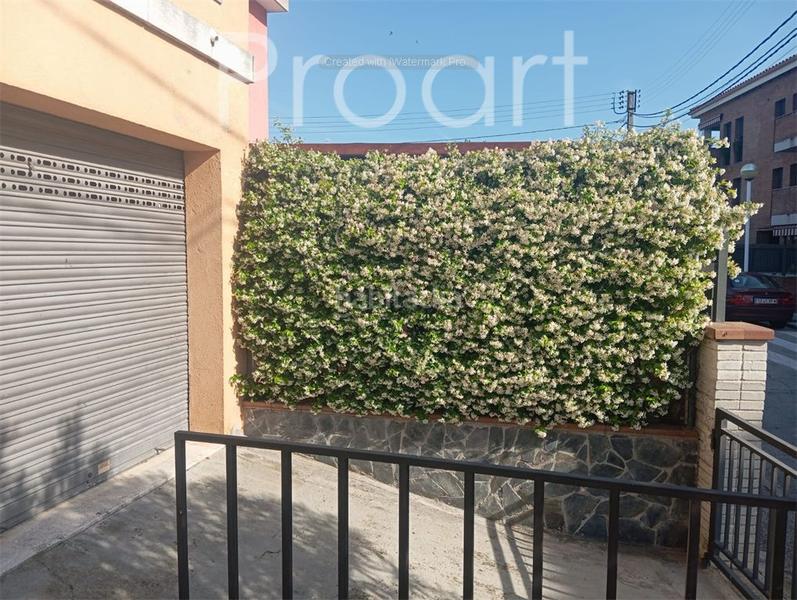 Foto df39141a-0b5f-46c8-b282-4f682fb3bd84. Casa adosada  de dos plantas en parcela totalmente plana con jardin y garaje en Riells i Viabrea