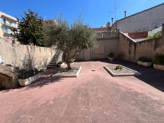 Casa en Centre. Casa de doble cos al centre, 8,60m.. façana x 39m.profunditat