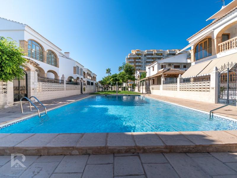 Foto d9be2be1-75b1-4cdf-888a-b9524721465e. Chalet excepcional chalet con estilo en Playa de Gandía Gandia