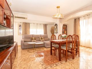 Etagenwohnung  Avenida valencia. Amplio piso con terraza y ascensor