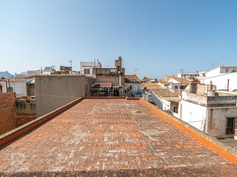 Foto 0ef9081f-6fb9-46a9-9852-4b320fe5f9d0. Casa amb aparcament a Bellreguard