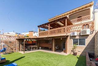 Casa aparellada a Fuente Alegre - El Chaparral - Los Morales. Chalet con amplios espacios, nave multifuncional y posibilidad d