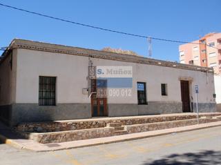 Ground floor in Avenida constitución 2. Casa tradicional en planta baja.