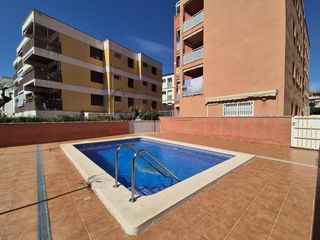Apartament a Calle arcs-llansa 22. Seminuevo!! piso con piscina y parquin en comarruga playa