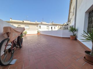Piso  Carrer carrer segarra. Centrico piso de 3 habitaciones y dos baños con una terraza de 6