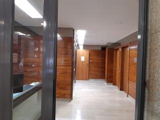 Rent Office space  Carrer de viladomat. Fantástica oficina, exterior y muy luminosa.