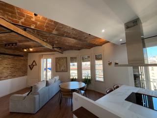 Appartement  Carrer de rocafort. En finca esquinera. reformado.