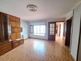Casa a Valdepeñas. Amplia casa en venta con nave en zona centro