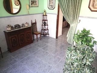 Haus in Valdepeñas. Casa en venta con amplia nave