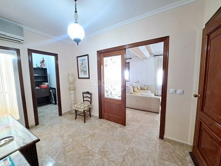 Foto 61e2f560-9c0d-4d83-aeb3-ff670bdc2bc0. Casa magnífica casa en 2 plantas, con nave de 180 m2 en Valdepeñas