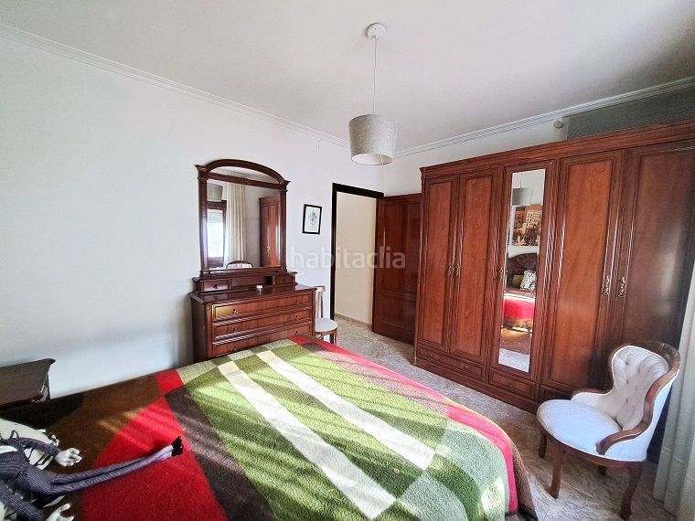 Foto c193e6a2-40f6-40fe-a043-97a46d9892d0. Casa magnífica casa en 2 plantas, con nave de 180 m2 en Valdepeñas