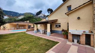 Xalet a Vallirana. En can rovira con piscina, parking y ascensor