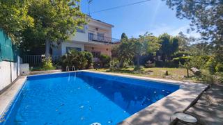 Chalet à Vallirana. En vall del sol junto casco urbano con piscina