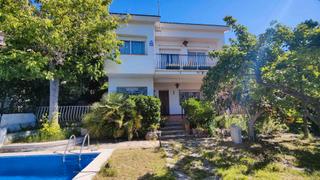 Chalet à Vallirana. En vall del sol junto casco urbano con piscina