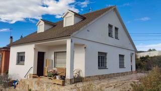 Chalet in Vallirana. Casa a 4 vientos de 2 plantas en parcela llana de 950 m2