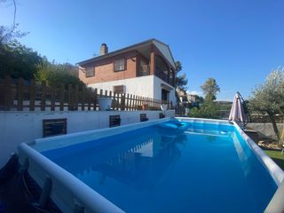 Chalet in Vallirana. Magnifica torre en parcela de 1950 m2 con garaje para varios coc