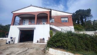 Chalet in Vallirana. Magnifica torre en parcela de 1950 m2 con garaje para varios coc