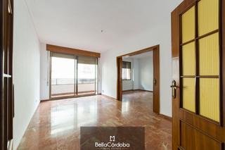 Rent Flat in Centro. Amplio piso de alquiler con terraza en la zona centro. sin muebl