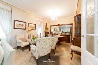 Pis a Centro. Piso señorial muy amplio, exterior, con 5 habitaciones y traster