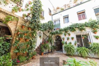 Casa en Casco Histórico  - Ribera - San Basilio. Edificio de 6 pisos independientes y 2 locales. patio cordobes c
