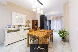 Casa a schiera in Poniente-Norte - Miralbaida - Parque Azahara. Vivienda con seis dormitorios. almacenamiento en toda la viviend