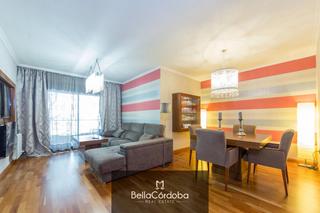 Appartement à Centro. Piso en el centro de cordoba con patio, terraza y cochera.