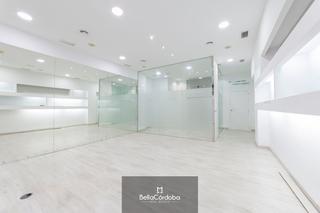 Lloguer Local Comercial a Ciudad Jardín - Zoco. Local en venta  en el zoco con permisos para vivienda
