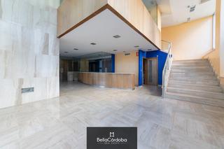 Lloguer Local Comercial a Santa Rosa - Valdeolleros. Gran local comercial haciendo esquina en primera linea del vial