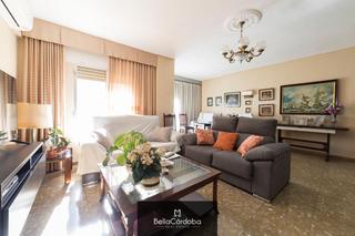 Pis a Ollerías - San Cayetano. Piso exterior con terraza y ascensor en la zona de san cayetano