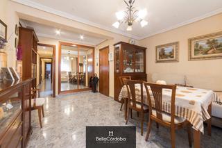 Flat in Santa Rosa - Valdeolleros. Piso de tres habitaciones en la zona de santa rosa