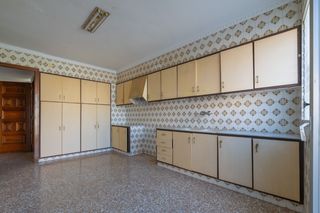 Casa  Pirineus. Casa en venta en centro médico, 4 dormitorios.