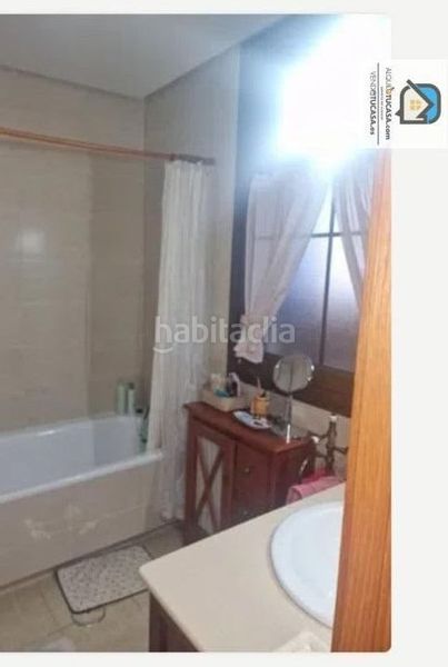 Foto 487d210b-6e0a-4b35-9cdd-eff6b1b64d2a. Casa aparellada amb aparcament a Venta de Baños