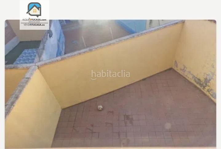 Foto a93c2099-0b64-4981-abcb-addc2d79f5ab. Casa aparellada amb aparcament a Venta de Baños