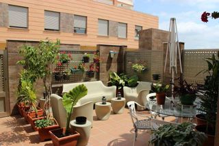 Casa adosada en Calle segorbe. Casa adosada con 3 habitaciones con parking