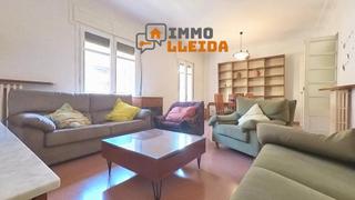 Pis a De madrid 52. Amplio y luminoso piso de 6 habitaciones en zona universitaria d