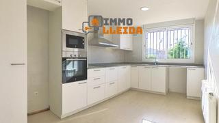 Casa adossada a T 15. Oportunidad casa a estrenar en bellcaire durgell de 3 plantas, a