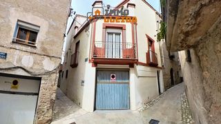 Casa a schiera in Calle del forn. Casa en camarasa con dos terrazas, garaje y taller!