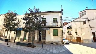 Maison jumelée à Calle de sant jaume 56. Estratégica casa esquinera con local comercial en almacelles