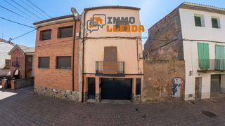 Casa adossada a Calle la portella 27. Dos viviendas, una sola oportunidad rentabilidad y hogar en perf