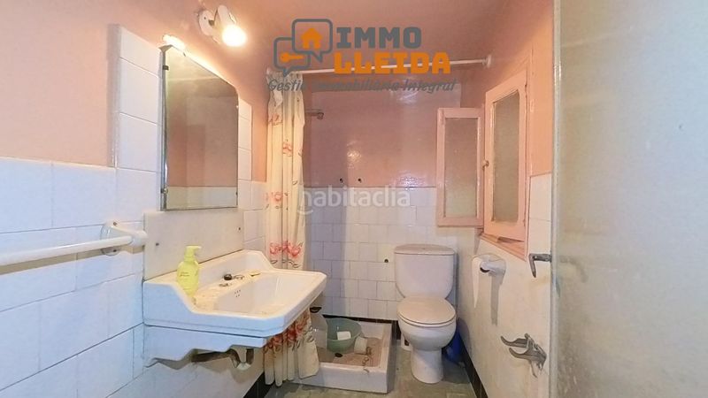 Foto f545fb85-b466-4eef-b9c9-2300a1f07cf0. Casa adossada a calle nou 7 a Cervera