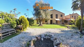 Reihenhaus in Travesía travessera de la font 17. Exclusiva casa en cubells