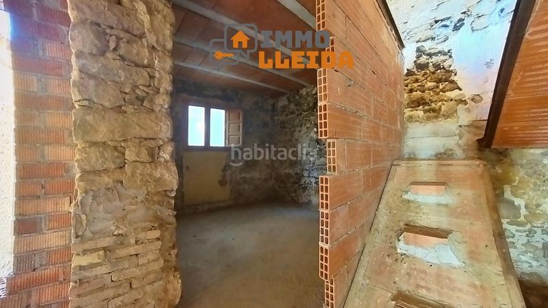 Foto fd4d442a-cb41-4de3-b1b7-3b95dee1a0f1. Casa adossada a calle major a Vilanova de Meià